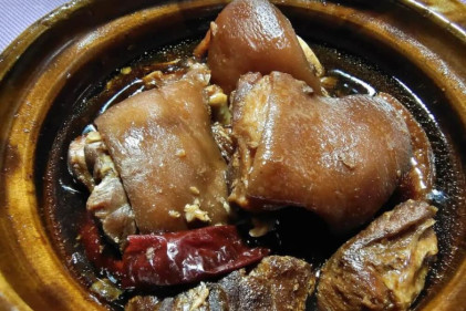 Claypot Braised Pig Trotters - Hong Ji Herbal Bak Kut Teh is the Perfect Dish on a Rainy Day