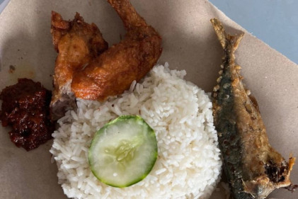 Banana Leaf Nasi Lemak & Economical Bee Hoon - 20 Stalls to Eat From at Ayer Rajah Food Centre